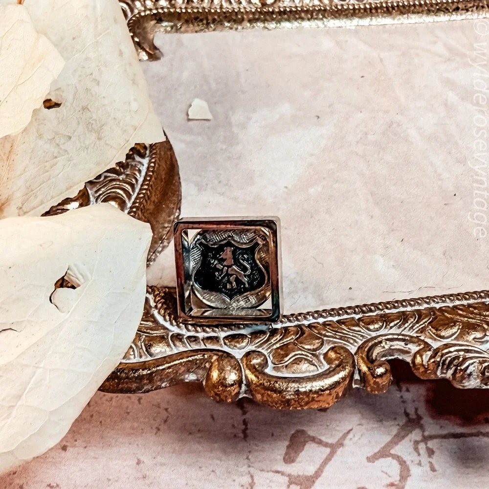 Lion Crest Pin‎